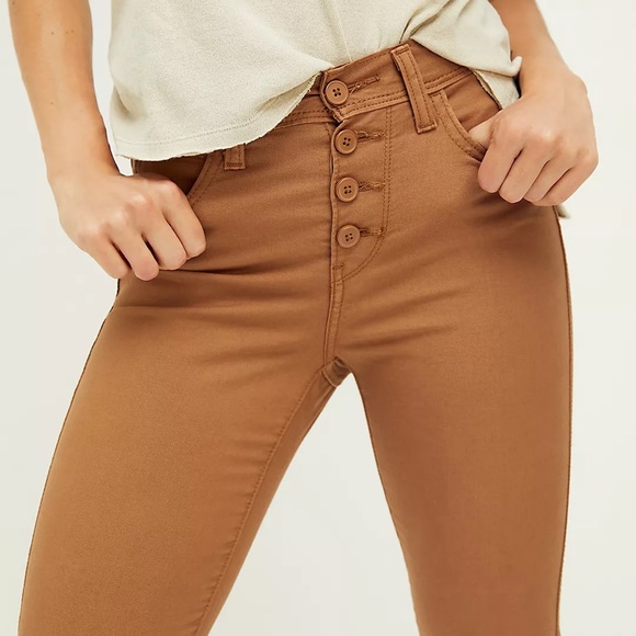 Levi’s 724™ HIGH-WAISTED CROP Pants - Picture 4 of 8